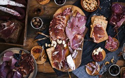 Vì sao người châu Âu thích các món thịt hun khói?