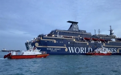 Cháy tàu du lịch ngoài khơi Singapore, hàng trăm hành khách sơ tán khẩn cấp