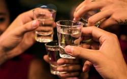 Lý do nhiều người cảm giác 'lâng lâng' chỉ sau vài ly rượu