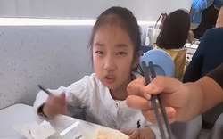 Đăng video 2 con gái lên MXH, một bà mẹ khiến nhiều người sững sờ: Sao con chị còn nhỏ mà ghê gớm quá vậy?