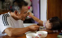 "Lì xì 2 triệu cho cháu nội, 200 nghìn cho cháu ngoại" - một câu nói của ông khiến con dâu bật khóc giữa mùng 4