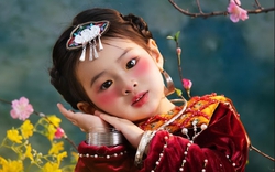 Ái nữ nhà mỹ nhân gốc Khánh Hoà gây sốt: 2 tuổi rưỡi nhưng trò chuyện được bằng cả tiếng Trung và tiếng Anh, yêu thích nghệ thuật từ nhỏ