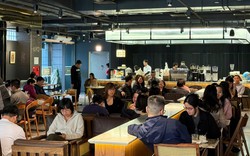 Hà Nội: Xếp hàng ăn phở, uống cà phê 'giải ngấy' ngày Tết