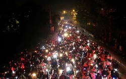 Yên Tử thất thủ, kẹt cứng từ 4h sáng: Du khách đông nghịt, ai cũng cầm 1 chiếc gậy trong tay