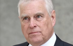 Hào quang vụt tắt ở tuổi xế chiều: 5 góc khuất rúng động vụ cựu Vương tử Andrew bị bắt giam ngay trong ngày sinh nhật