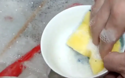 Ngày càng nhiều người mắc ung thư, bác sĩ cảnh báo: Rửa bát theo thói quen này, bạn có đang "nuôi'' vi khuẩn trong bếp?
