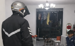 Đêm Giao thừa giao hàng đến 2 giờ sáng mới về, anh shipper gặp cảnh tượng rơi nước mắt khi vừa mở cửa nhà