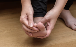 Gan "kêu cứu" bằng cách phát ra dấu hiệu này ở chân: Kiểm tra ngay xem bạn có không