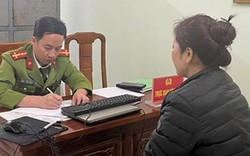 Đậu xe trên đường bất ngờ bị một người phụ nữ đến thu tiền bến bãi