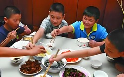 Một buổi liên hoan khiến tôi nhận ra gia đình không có quy tắc còn đáng sợ hơn cả nghèo đói