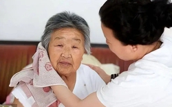 Rửa mặt vào buổi sáng và buổi tối có sai không? Các bác sĩ khuyên: Sau 60 tuổi, tốt nhất nên thay đổi 3 thói quen rửa mặt