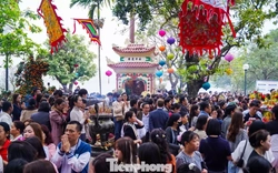 Chen cứng lối đi, dòng người kiên nhẫn xin lộc tại Phủ Tây Hồ