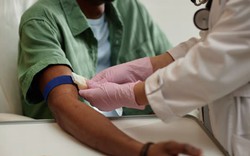 Bác sĩ phẫu thuật cảnh báo trực tiếp nam giới: Đừng bao giờ bỏ qua 5 dấu hiệu ung thư này!