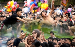 Hàng trăm thanh niên trai tráng lao vào tranh phết Hiền Quan cầu may, khung cảnh đông nghẹt khiến ai nhìn cũng “nín thở”