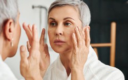 “Tôi 74 tuổi nhưng bị nhầm mới ngoài 60”: Bí quyết trẻ lâu không nằm ở kem dưỡng, mà ở một điều ít ai ngờ tới