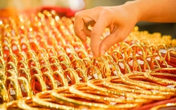 Mua vàng nhẫn hàng tháng để tích cóp, bất ngờ tiệm vàng phá sản, ngừng hoạt động: Tôi phải làm gì đây?