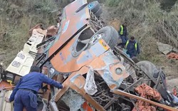 Xe buýt chở 44 người lao xuống bờ sông, 19 người tử vong