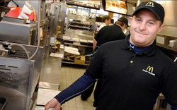 Trúng độc đắc 45 tỷ đồng và cú “quay xe” khó tin của chàng trai bán bánh mỳ