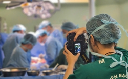 Người phụ nữ lặng lẽ ghi lại những khoảnh khắc sinh tử sau cánh cửa phòng mổ