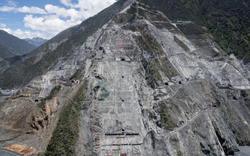 Mang vật liệu lên đỉnh 3.000 mét, dưới lòng đất 650 mét: Láng giềng Việt Nam đang xây công trình chưa từng có trên thế giới