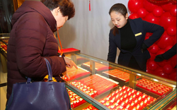 Thấy cụ ông bế cháu nhỏ, cầm gần 1 tỷ đồng mua vàng không hỏi giá, nhân viên trì hoãn giao dịch: Cảnh sát lập tức có mặt điều tra