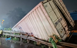 Hà Nội: Xe container bị đẩy xa hàng chục mét sau va chạm với tàu hỏa