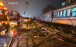Hà Nội: Xe tải va chạm với tàu hỏa khi băng qua đường sắt, 2 người thương vong