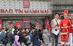 Người trẻ đi mua vàng dịp đầu năm: Không đơn giản chỉ là “xin vía Thần Tài”