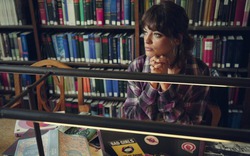 Xem phim Sex Education, tôi sững sờ và lái xe đi tìm con ngay trong đêm mưa: Đừng đi con ơi, bố sai rồi!