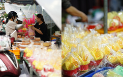 Chợ “nhà giàu” của người Hoa sáng vía Thần Tài: Không phải vàng hay cá lóc, người dân nườm nượp xếp hàng mua một loại bánh "đại phát đại tài"