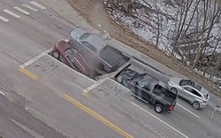 Đang dừng đèn đỏ, 2 ô tô bị "hố tử thần" nuốt chửng