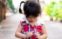 3 câu nói cửa miệng của cha mẹ khiến trẻ trở nên tự ti và nhút nhát