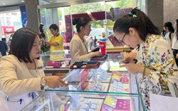 Nhiều người ngỡ ngàng vì mua được vàng quá dễ dàng