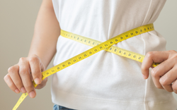 Sau tuổi 40 bạn có thể tăng cân ngay cả khi chỉ uống nước? Bác sĩ hướng dẫn 4 cách ăn để tăng khả năng đốt cháy mỡ thừa