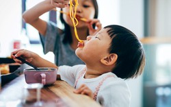 4 sai lầm chí mạng trên bàn ăn khiến đứa trẻ lớn lên chỉ biết sống hưởng thụ