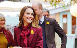 Bất chấp mưa lạnh, Vương phi Kate cùng chồng "phá vỡ" lịch trình chỉ vì lời thỉnh cầu của một fan nhí