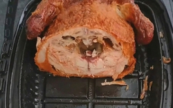 Nửa con gà quay đang khiến cả MXH bùng nổ, các bà mẹ thi nhau bình luận: Con nhà tôi cũng "ngớ ngẩn" y chang như này!