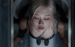 Rosé khoe ngực bạo nhất trong MV mới, vòng 1 khiêm tốn thì có sao!