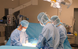 Lần đầu tại Việt Nam: Bác sĩ phẫu thuật thành công cho bệnh nhân nước ngoài mắc bệnh siêu hiếm, 7 năm ''ăn vào là nôn ra''