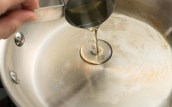 Nên làm nóng chảo trước hay cho dầu trước? Sai 1 bước có thể hỏng lớp chống dính, tăng nguy cơ tổn thương thực quản