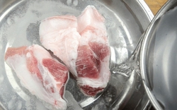 Sau Tết thịt thà "ê hề" tủ lạnh: Bỏ ngay thói quen ngâm nước, 2 mẹo rã đông này nhanh mà ngon gấp 10 lần
