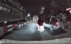 Ô tô chèn ép làm xe máy chở trẻ em ngã ra đường, sát gầm xe tải: Công an vào cuộc