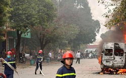 Xe ô tô 16 chỗ đang lưu thông trên phố đông người bất ngờ bốc cháy ngùn ngụt
