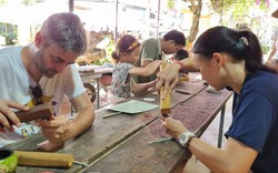 Khách Tây hào hứng 'vào vai' nghệ nhân làng mộc nổi tiếng