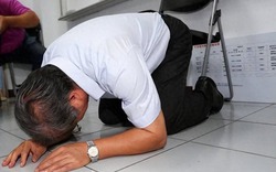 Người mẹ què chân nhặt rác nuôi con gái vào đại học: Ngày con gái cưới, bố chồng của cô bất ngờ quỳ sụp trước mặt bà