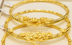 Giá vàng hôm nay 3/2: Tiếp tục lao dốc không phanh