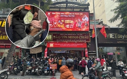Sát Tết, người Hà Nội xếp hàng đông nghịt từ 3h sáng, bế cả con nhỏ đi cùng để chờ mua vàng: Có người 2 tháng sau mới được nhận!