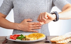 Nghe lời ChatGPT làm 2 việc, cô giáo phải "cầu cứu" bác sĩ