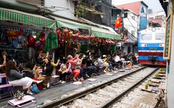 Cà phê đường tàu Khâm Thiên: Kiểm tra buổi sáng, buổi chiều khách đã ngồi kín, háo hức chờ nhặt nắp chai cán bẹp