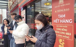 Cửa hàng ra thông báo hết hàng, cả trăm người vẫn ngồi đợi mua vàng, bạc